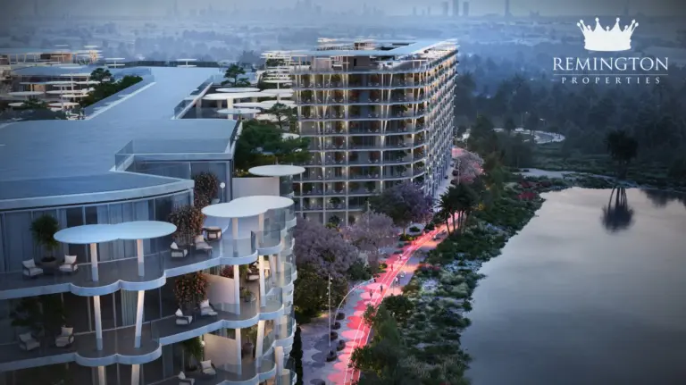 ساختمان‌های ساکورا گاردنز و مسیر نورپردازی‌شده کنار لاگون هنگام غروب